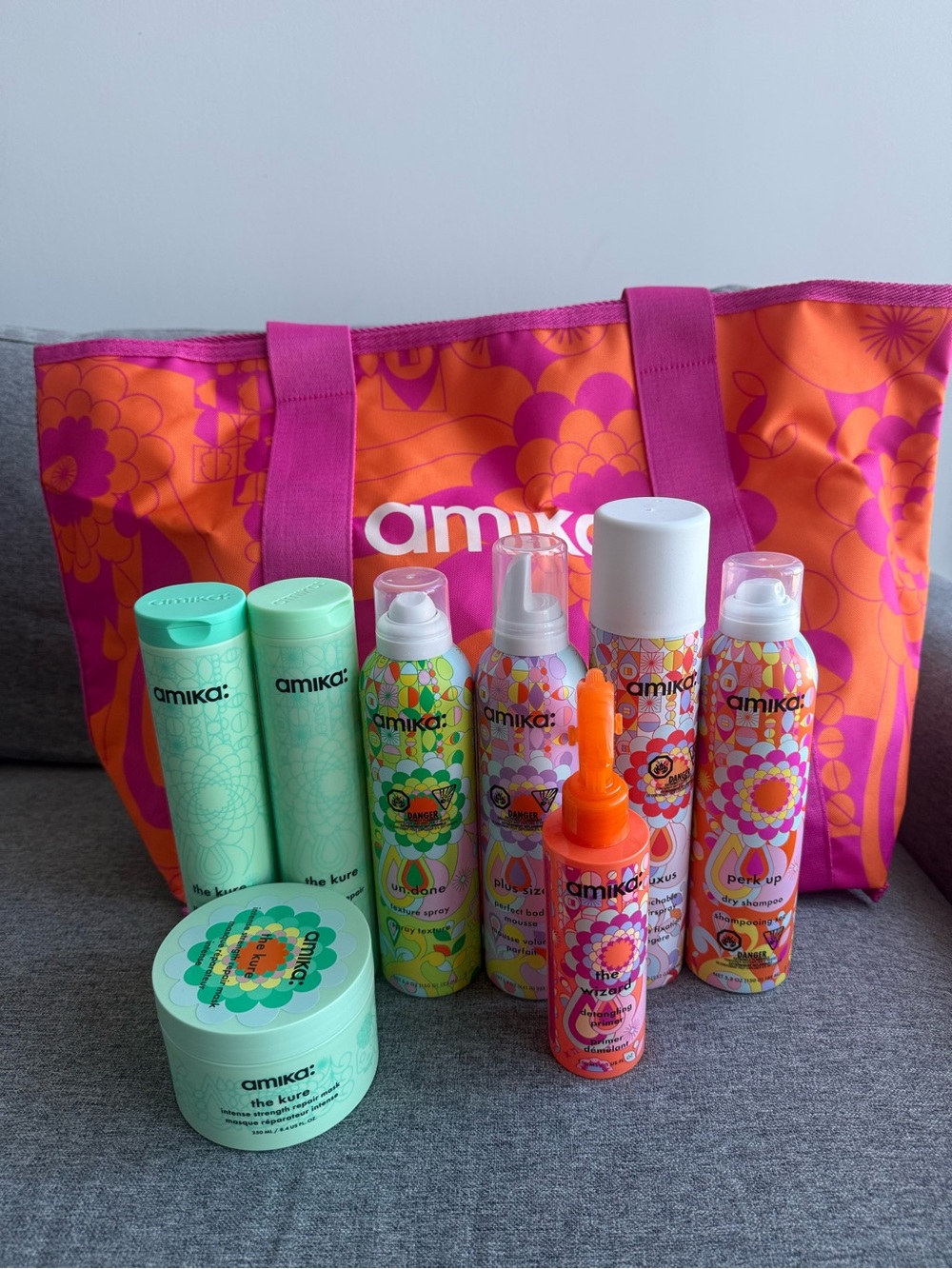 Amika try me kit comes with 8 full size products and tote bag💖🧡💚